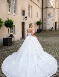 Miss-Germany-Kollektion-2020-ivory-Brautkleid-Chanel-MGB42_2-Juno-das-Hochzeitshaus-in-Meinersen-233x350