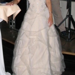Hochzeitskleid_5_Gesamtaufnahme_von vorne